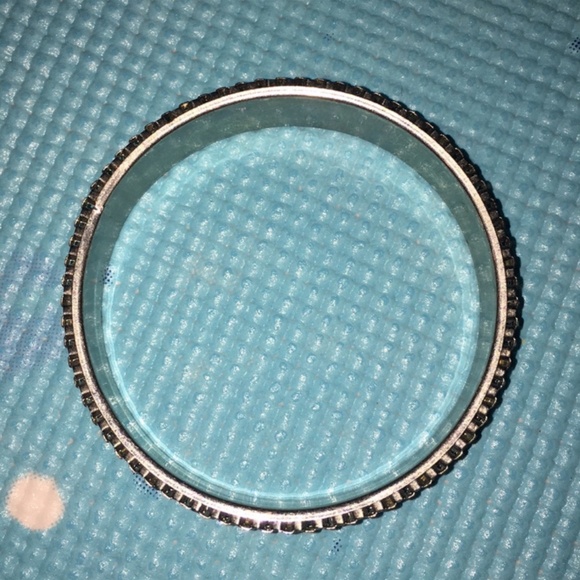 Stunning Bangle bracelet - Picture 2 of 5
